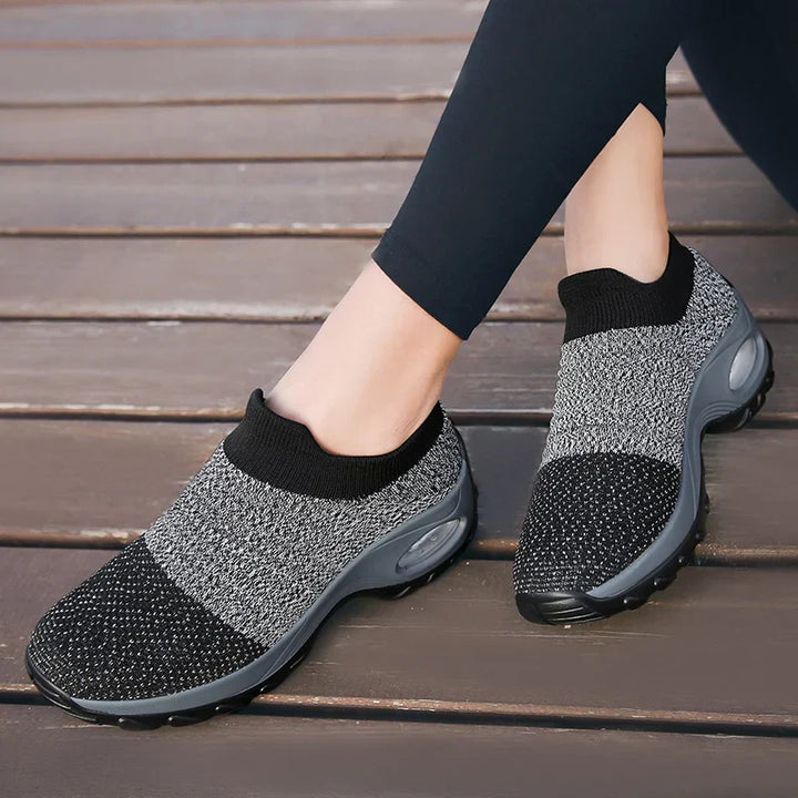 Kvinnors sneakers med tjock sula och luftkudde i flera färger, modern design för stil och komfort.