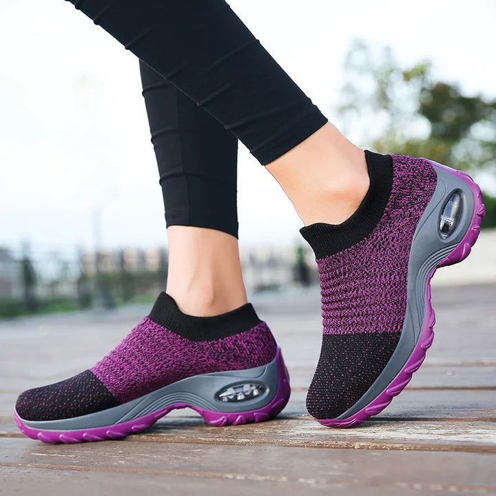 Kvinnors sneakers med tjock sula och luftkudde i flera färger, modern design för stil och komfort.