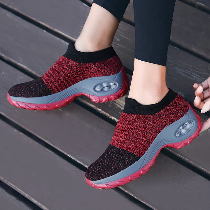 Kvinnors sneakers med tjock sula och luftkudde i flera färger, modern design för stil och komfort.