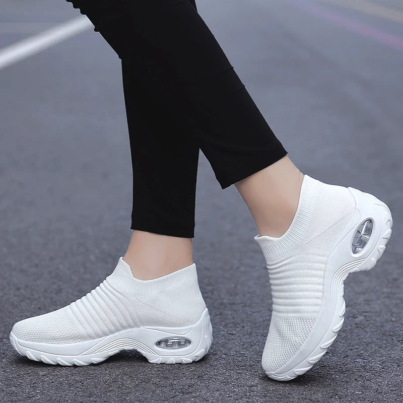 Kvinnors sneakers med tjock sula och luftkudde i flera färger, modern design för stil och komfort.