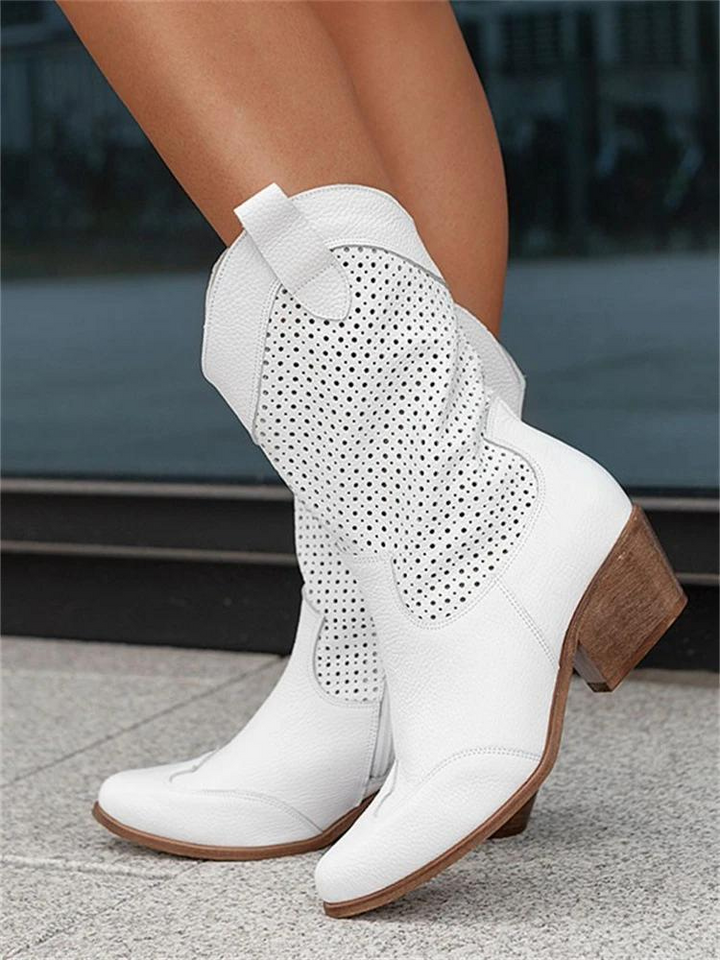 "Kvinnors snygga cowboystövlar i beige syntetiskt läder, perfekt för stil och komfort, presenteras framifrån."