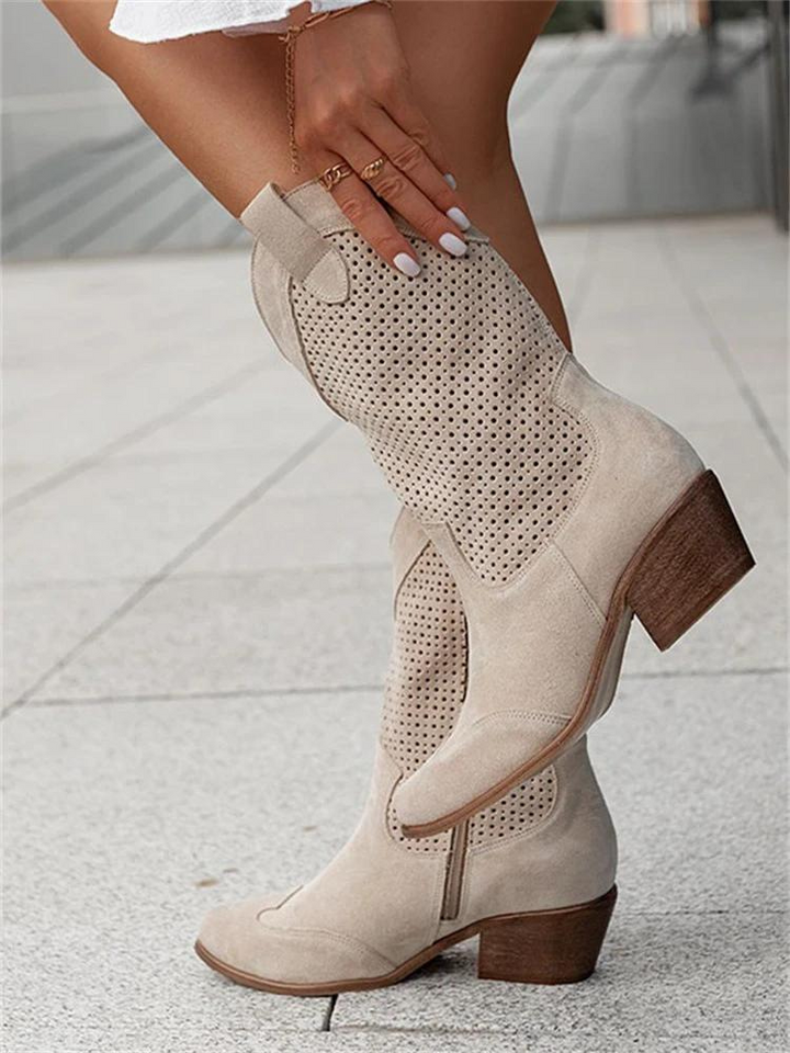 "Kvinnors snygga cowboystövlar i beige syntetiskt läder, perfekt för stil och komfort, presenteras framifrån."