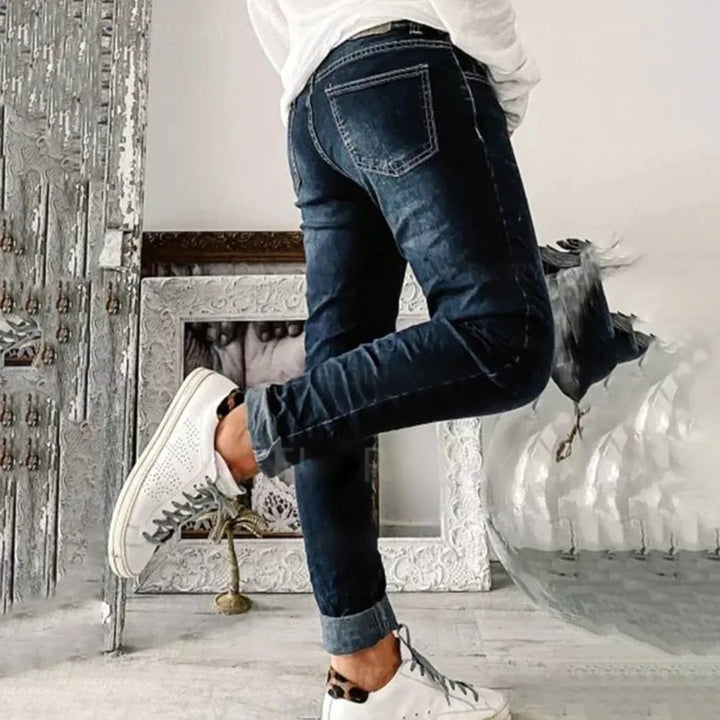 "Kvinnors sommardealjeans, luftiga och avslappnade, perfekt för sommaroutfiten med stil och komfort."