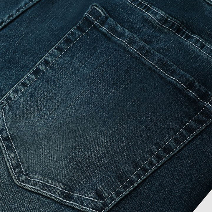 "Kvinnors sommardealjeans, luftiga och avslappnade, perfekt för sommaroutfiten med stil och komfort."