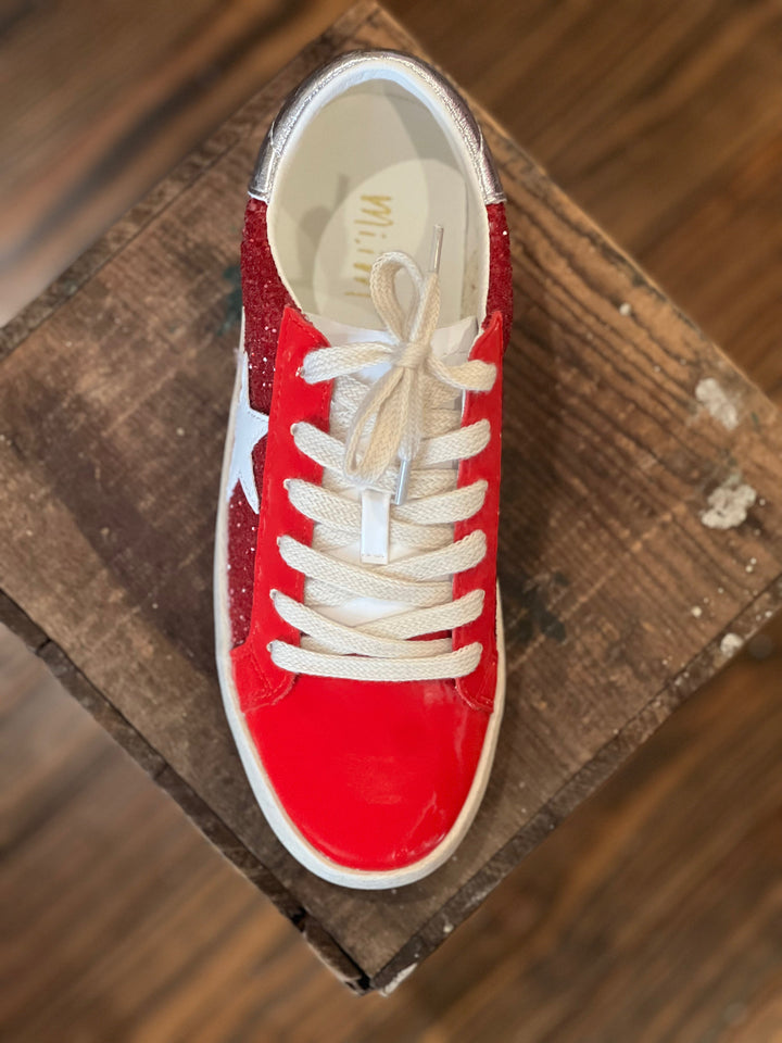 "Kvinnors sportig röd sneaker i textil med snörning, lätt och bekväm för träning och vardag, flexibel yttersula."