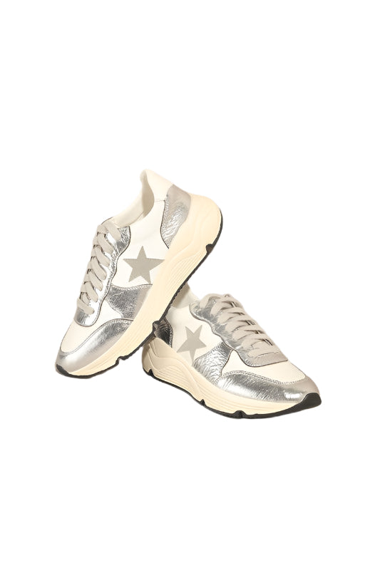 Kvinnors sportiga sneakers i glittrande silver med lågskuren design och hållbart material, perfekt för stil och komfort.