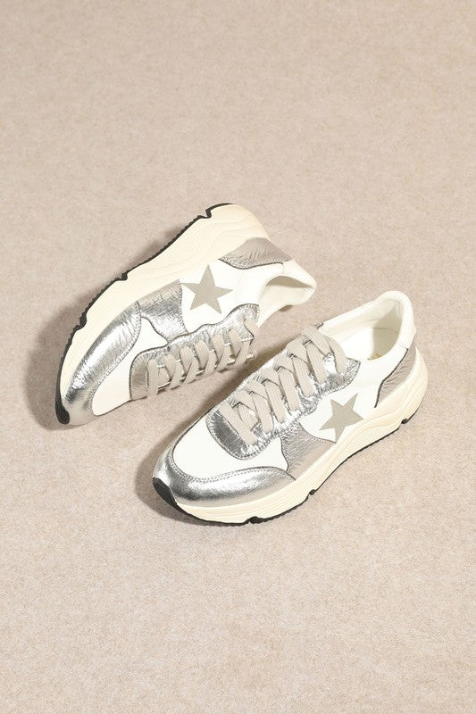 Kvinnors sportiga sneakers i glittrande silver med lågskuren design och hållbart material, perfekt för stil och komfort.