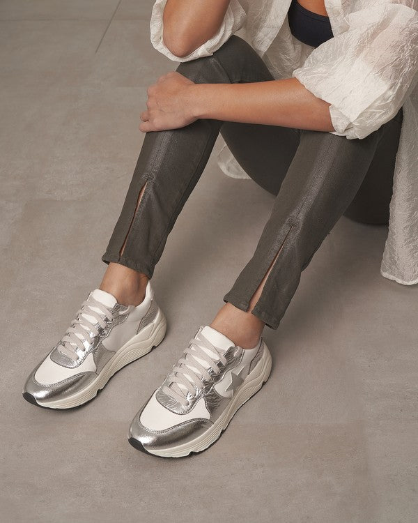 Kvinnors sportiga sneakers i glittrande silver med lågskuren design och hållbart material, perfekt för stil och komfort.