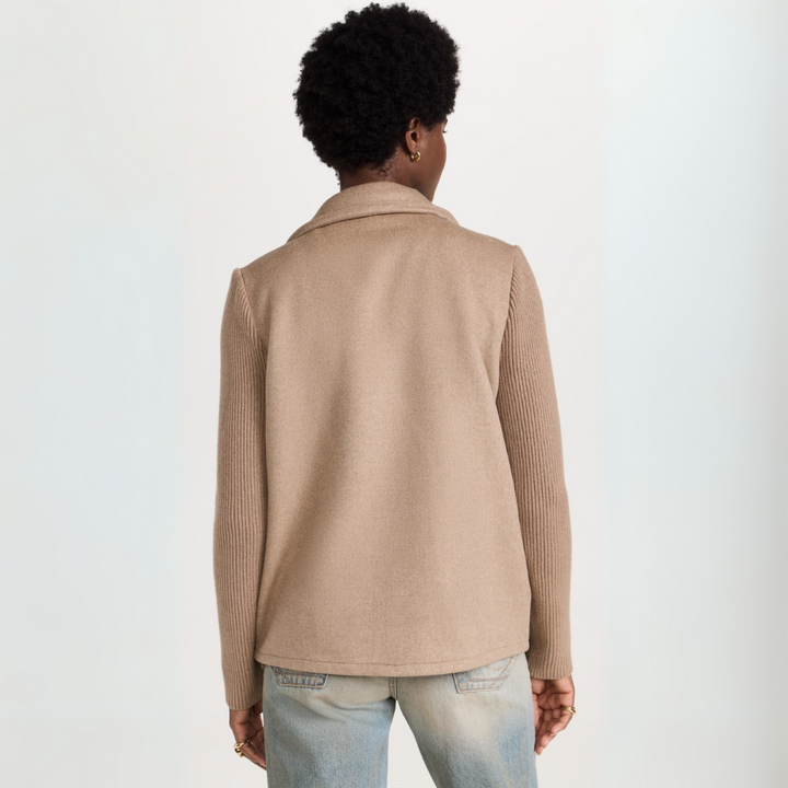 "Kvinnors stickad blazer kappa, elegant design, grå stickad yta, skräddarsydd passform, idealisk för kontor och formella till