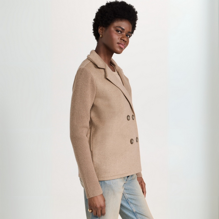 "Kvinnors stickad blazer kappa, elegant design, grå stickad yta, skräddarsydd passform, idealisk för kontor och formella till