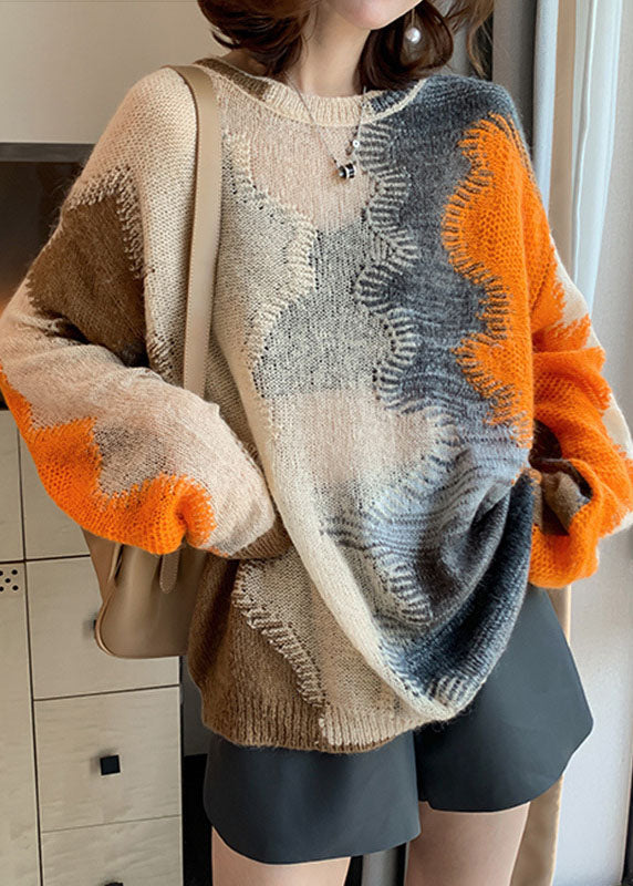 "Kvinnors stickad hösttröja med modern urtagning, mjuk tyg och trendig design, perfekt för avslappnat höstmode."