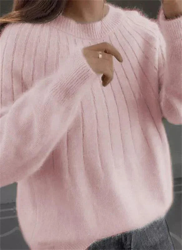 "Kvinnors stickad kashmirstil pullover i beige med klassisk design, perfekt för eleganta och avslappnade tillfällen."