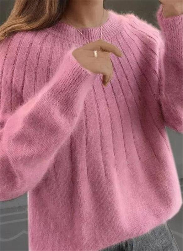 "Kvinnors stickad kashmirstil pullover i beige med klassisk design, perfekt för eleganta och avslappnade tillfällen."