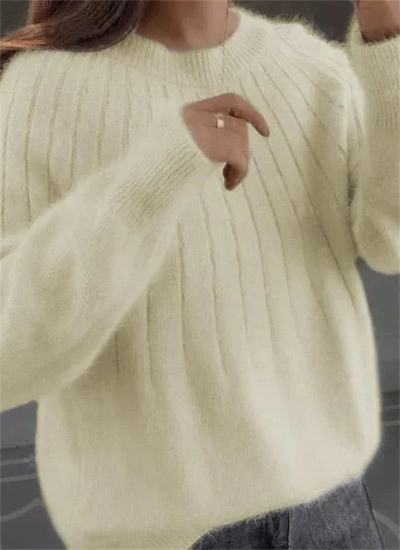 "Kvinnors stickad kashmirstil pullover i beige med klassisk design, perfekt för eleganta och avslappnade tillfällen."