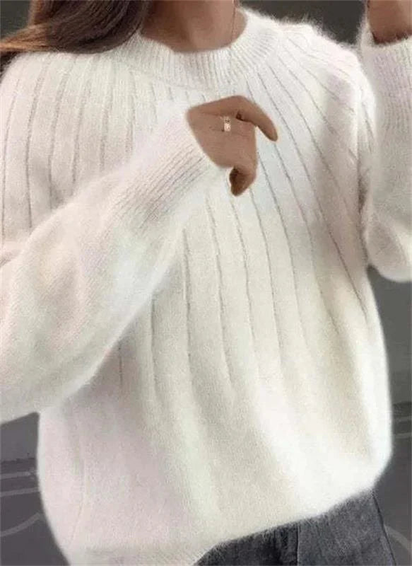 "Kvinnors stickad kashmirstil pullover i beige med klassisk design, perfekt för eleganta och avslappnade tillfällen."
