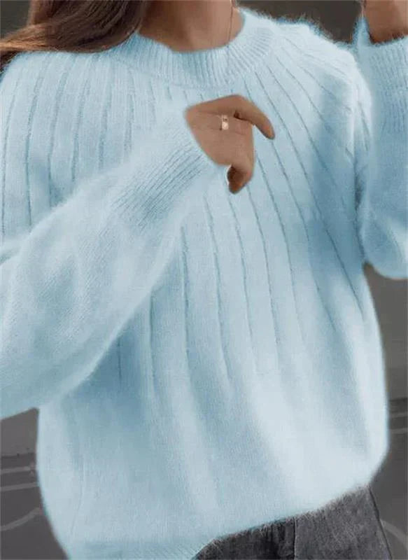 "Kvinnors stickad kashmirstil pullover i beige med klassisk design, perfekt för eleganta och avslappnade tillfällen."