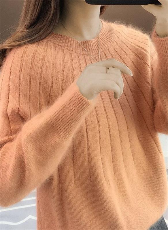 "Kvinnors stickad kashmirstil pullover i beige med klassisk design, perfekt för eleganta och avslappnade tillfällen."