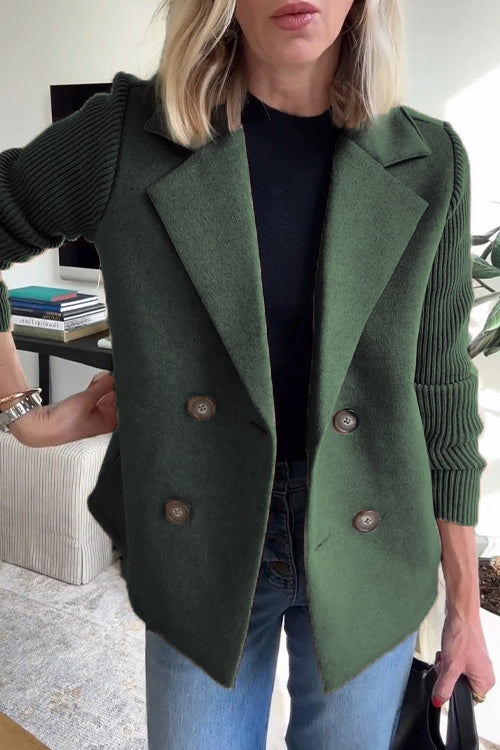 "Kvinnors stickad kavaj i grått för professionellt kontor med elegant design och smickrande passform"