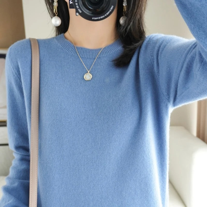 "Kvinnors stickad pullover av mjuk polyester, grå, O-ringad design för stil och värme, perfekt för kyliga dagar."