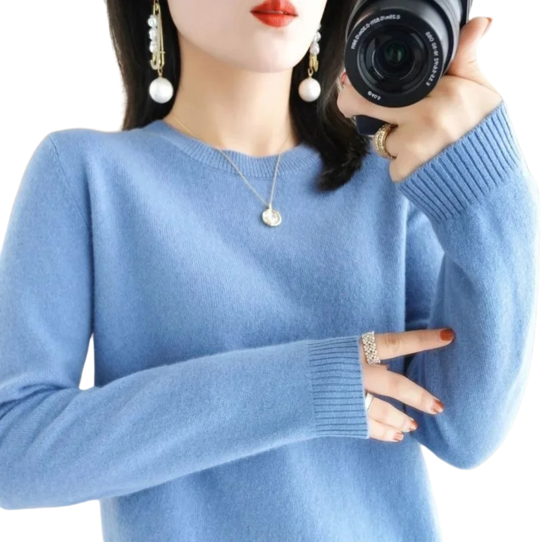 "Kvinnors stickad pullover av mjuk polyester, grå, O-ringad design för stil och värme, perfekt för kyliga dagar."