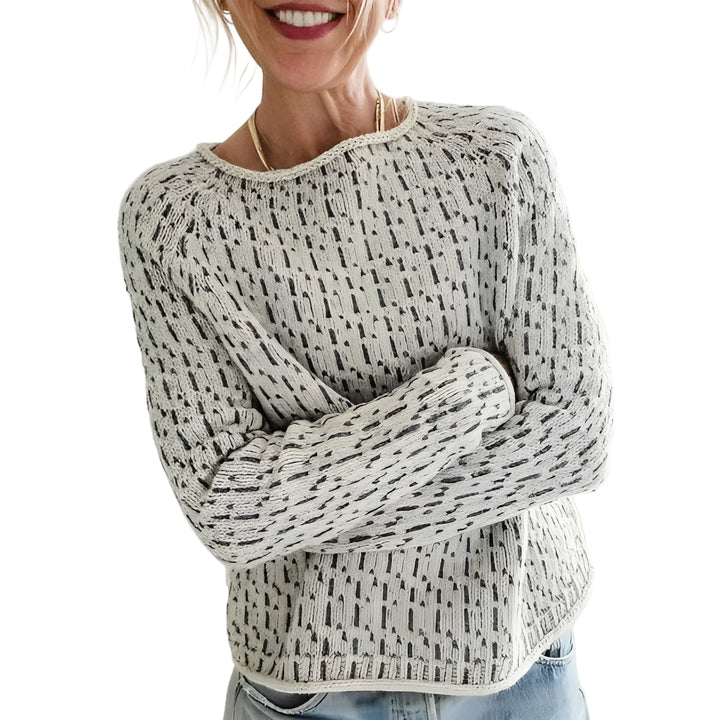 "Kvinnors stickad tröja med rund hals, modern design, mjuk och värmande för kalla vinterdagar och eleganta tillfällen."