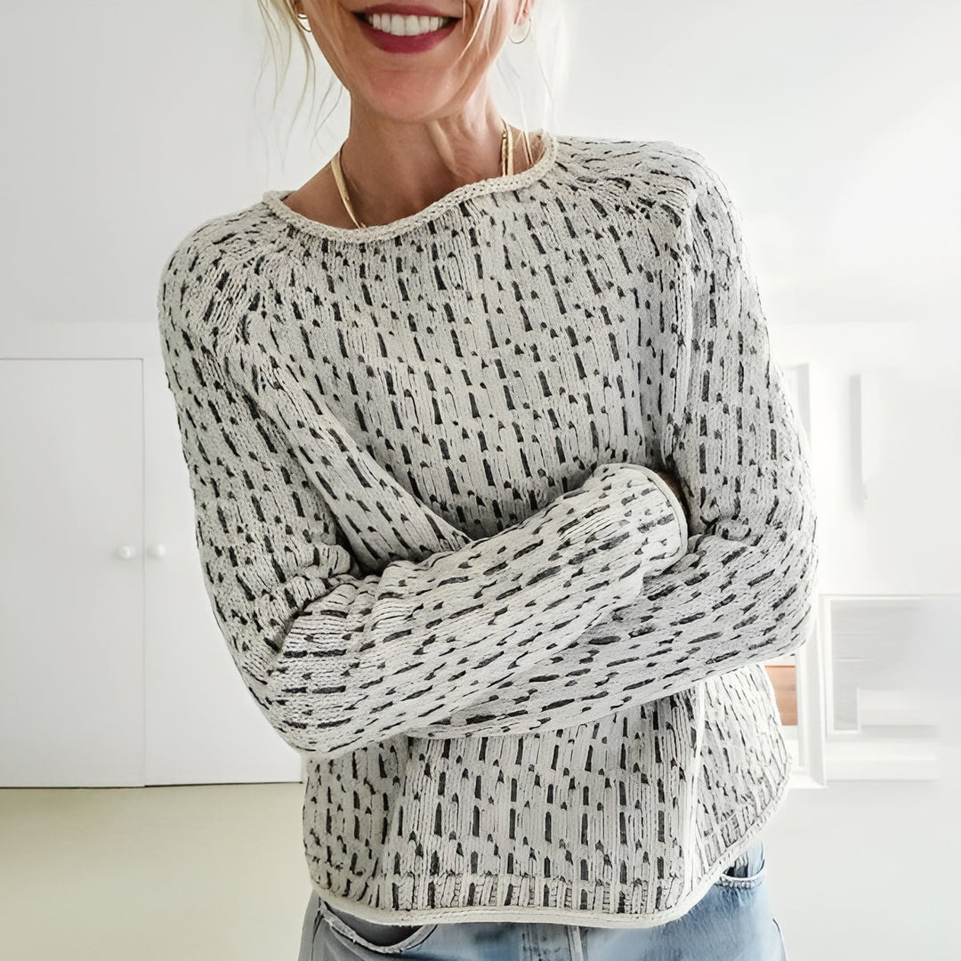 "Kvinnors stickad tröja med rund hals, modern design, mjuk och värmande för kalla vinterdagar och eleganta tillfällen."
