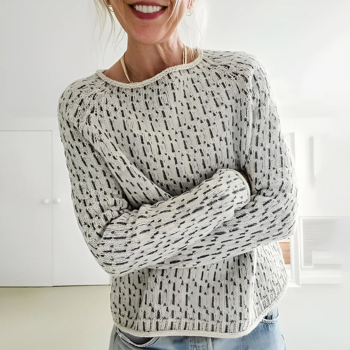 "Kvinnors stickad tröja med rund hals, modern design, mjuk och värmande för kalla vinterdagar och eleganta tillfällen."