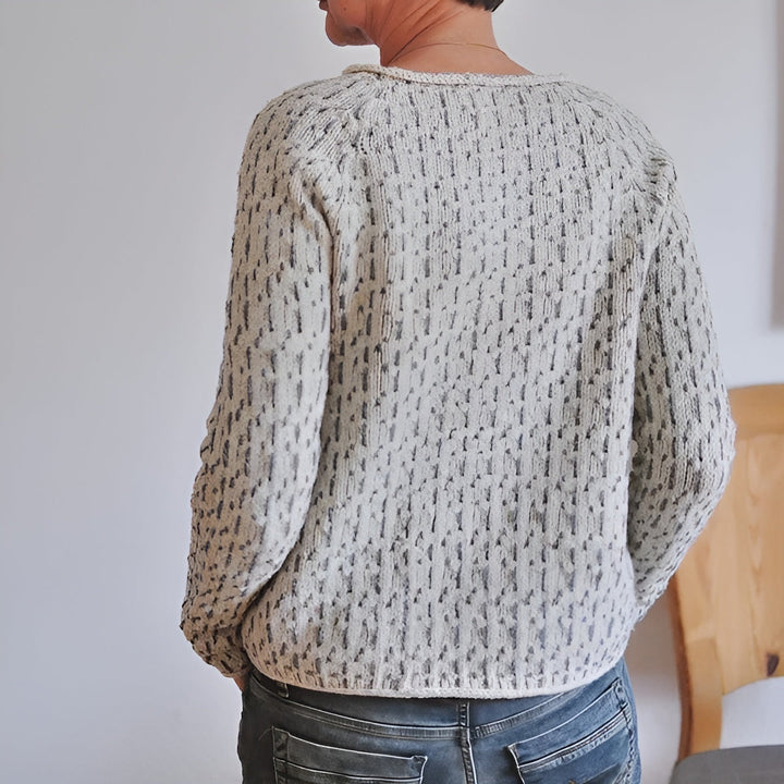 "Kvinnors stickad tröja med rund hals, modern design, mjuk och värmande för kalla vinterdagar och eleganta tillfällen."