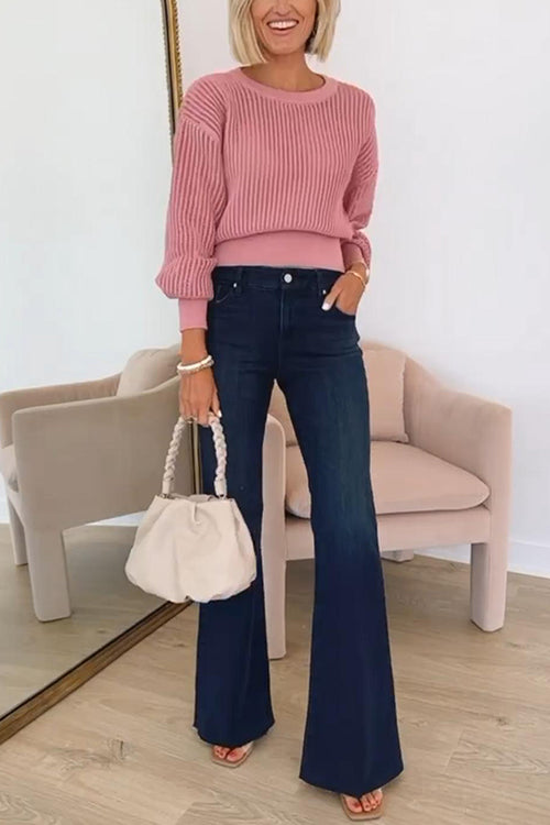 "Kvinnors stickad tröja med unik ryggutsnitt, elegant style från framifrån, modern stil för vardag och formella tillfällen."