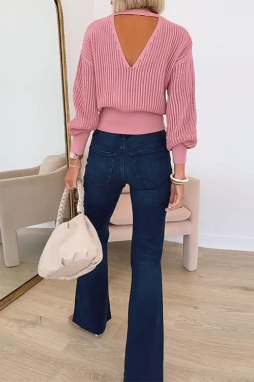 "Kvinnors stickad tröja med unik ryggutsnitt, elegant style från framifrån, modern stil för vardag och formella tillfällen."