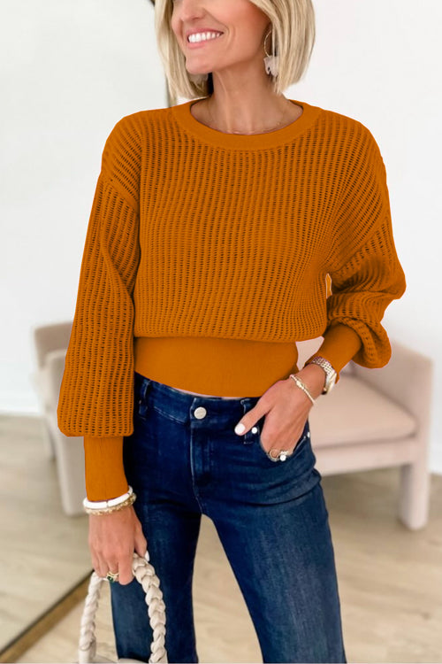 "Kvinnors stickad tröja med unik ryggutsnitt, elegant style från framifrån, modern stil för vardag och formella tillfällen."