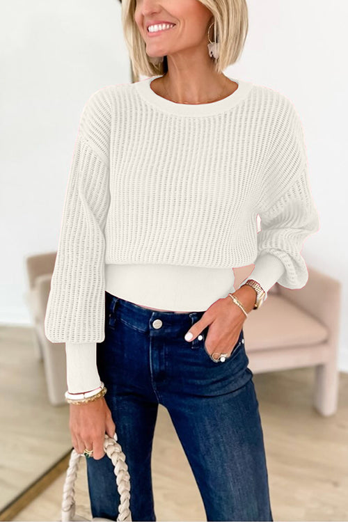 "Kvinnors stickad tröja med unik ryggutsnitt, elegant style från framifrån, modern stil för vardag och formella tillfällen."