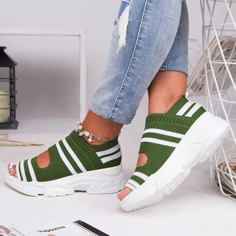"Kvinnors stickade kilklack sandaler med öppen tå, randig design, medelhög klack, perfekt för sommaren."