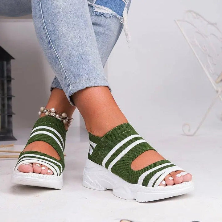 "Kvinnors stickade kilklack sandaler med öppen tå, randig design, medelhög klack, perfekt för sommaren."