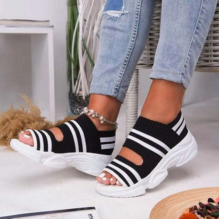 "Kvinnors stickade kilklack sandaler med öppen tå, randig design, medelhög klack, perfekt för sommaren."