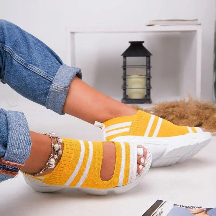 "Kvinnors stickade kilklack sandaler med öppen tå, randig design, medelhög klack, perfekt för sommaren."