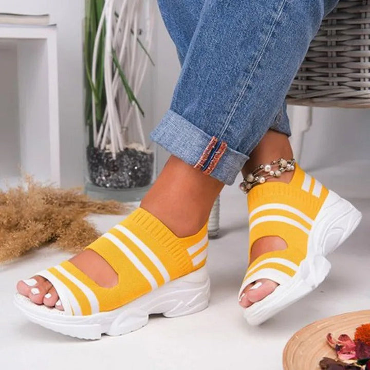 "Kvinnors stickade kilklack sandaler med öppen tå, randig design, medelhög klack, perfekt för sommaren."