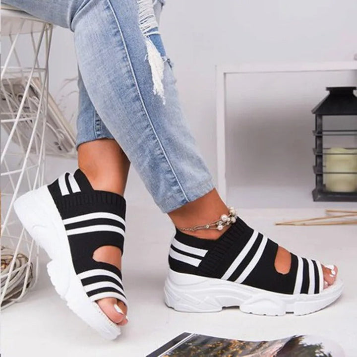 "Kvinnors stickade kilklack sandaler med öppen tå, randig design, medelhög klack, perfekt för sommaren."