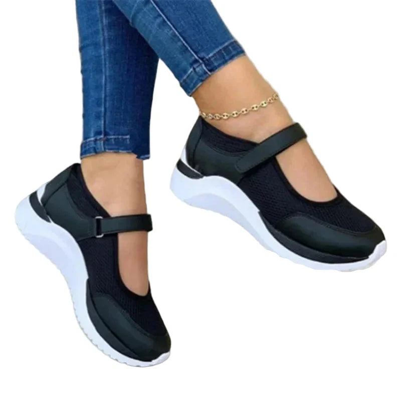 "Kvinnors stickade sneakers med rundad tå, tjock sula och stilren design, perfekt för komfort och stil"
