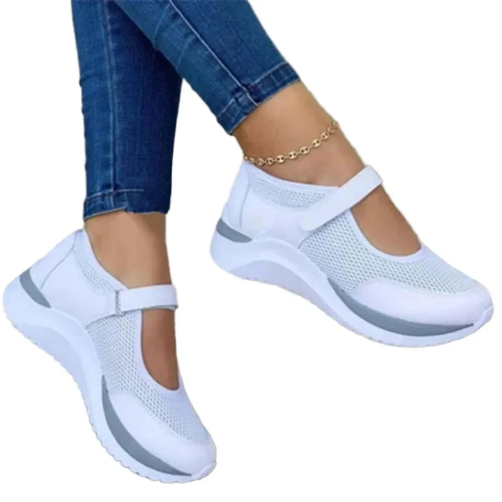 "Kvinnors stickade sneakers med rundad tå, tjock sula och stilren design, perfekt för komfort och stil"