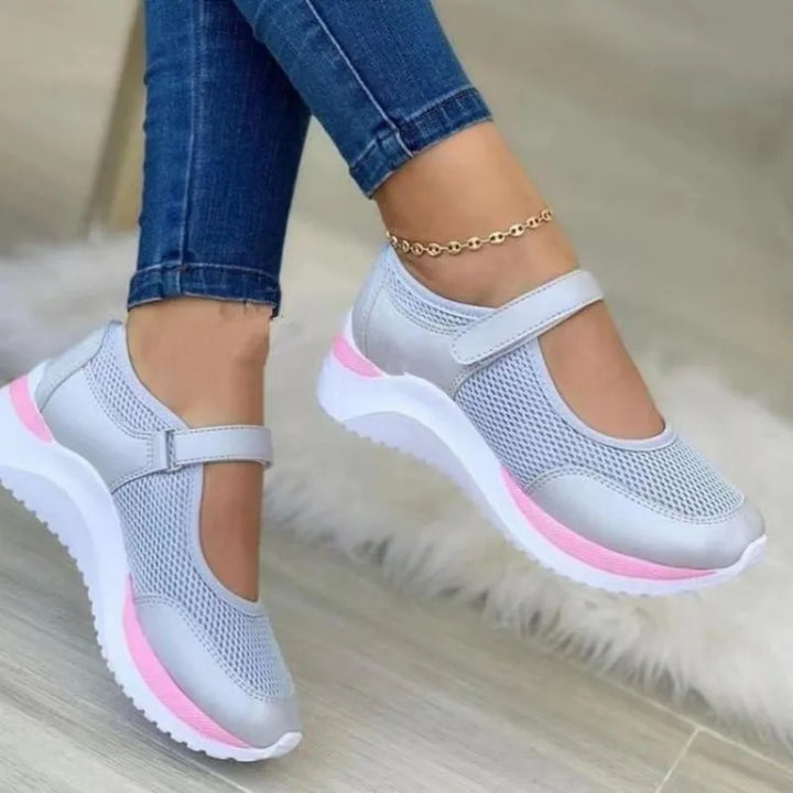 "Kvinnors stickade sneakers med rundad tå, tjock sula och stilren design, perfekt för komfort och stil"