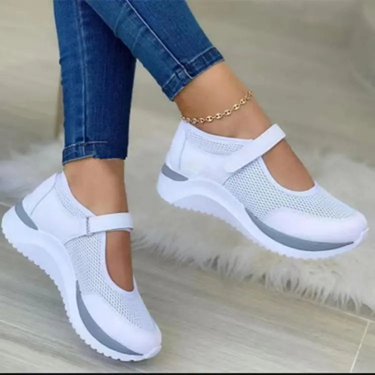 "Kvinnors stickade sneakers med rundad tå, tjock sula och stilren design, perfekt för komfort och stil"