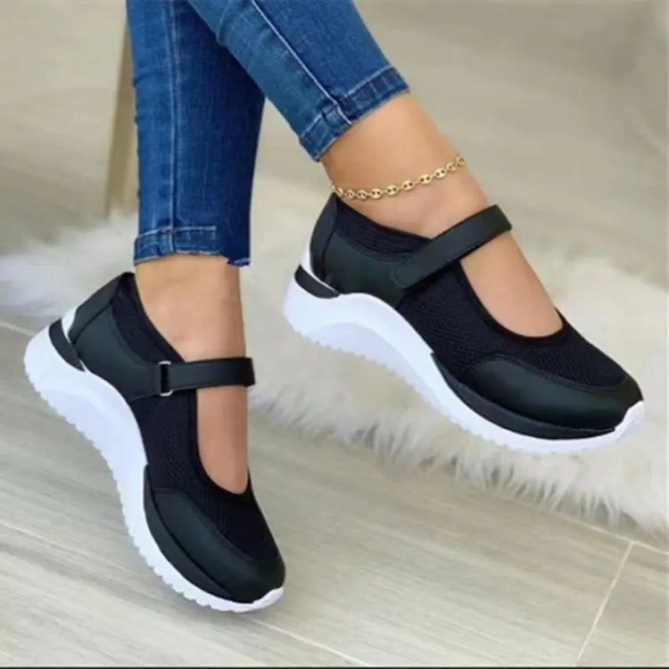 "Kvinnors stickade sneakers med rundad tå, tjock sula och stilren design, perfekt för komfort och stil"