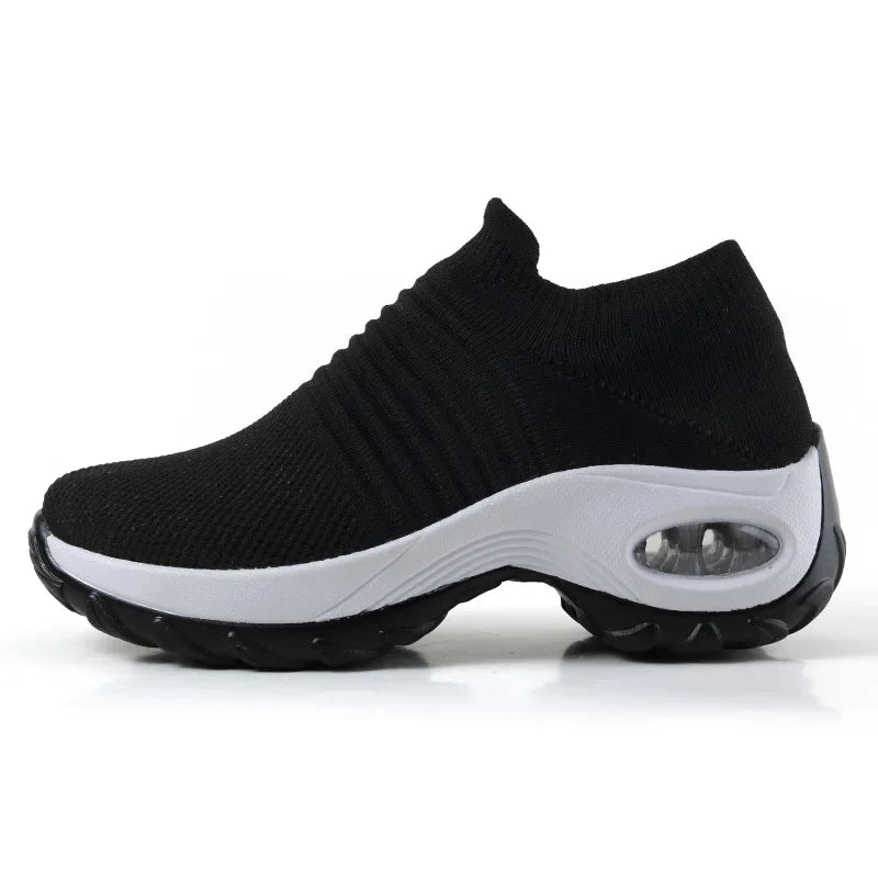 "Kvinnors stilfulla plattformsneakers i textil och syntet med solid design, perfekt för casual och aktivt bruk."