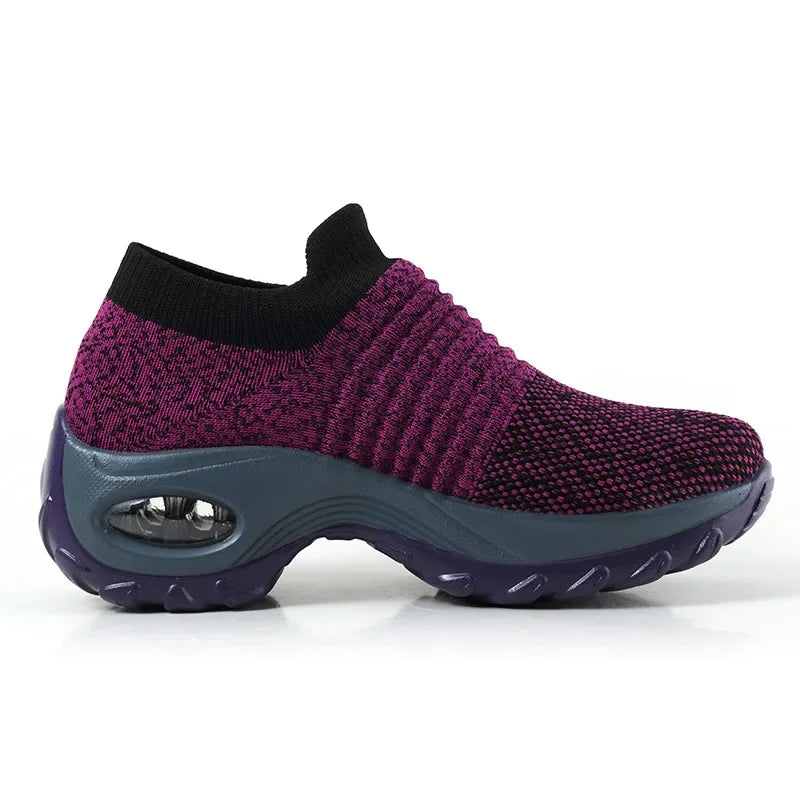 "Kvinnors stilfulla plattformsneakers i textil och syntet med solid design, perfekt för casual och aktivt bruk."