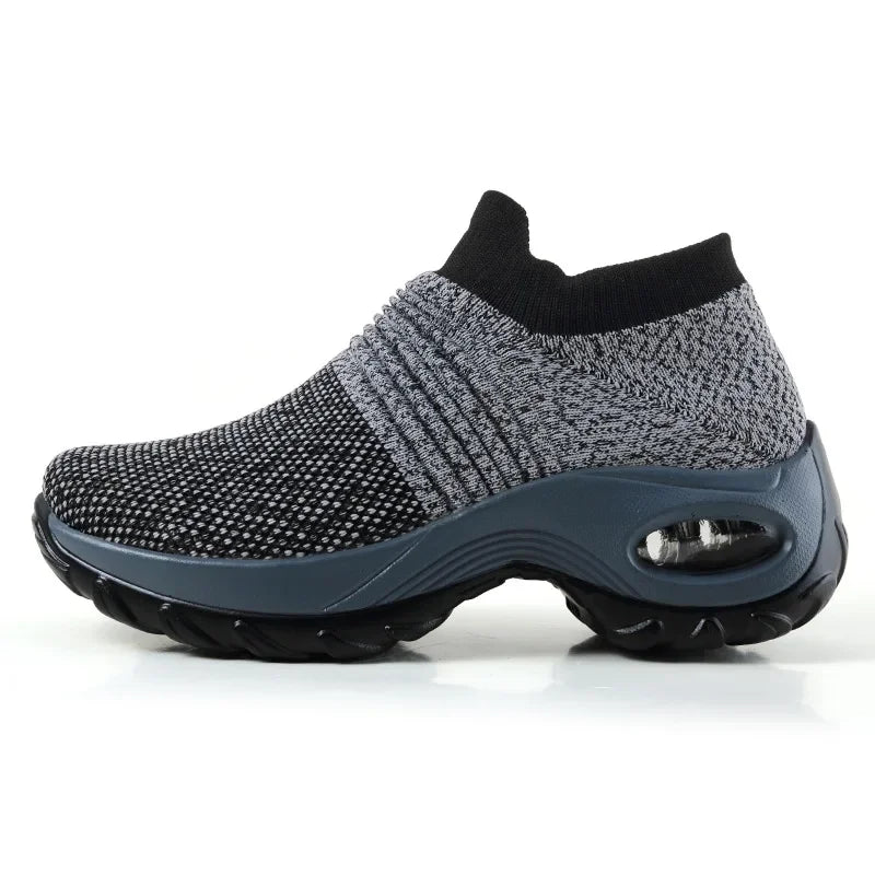 "Kvinnors stilfulla plattformsneakers i textil och syntet med solid design, perfekt för casual och aktivt bruk."