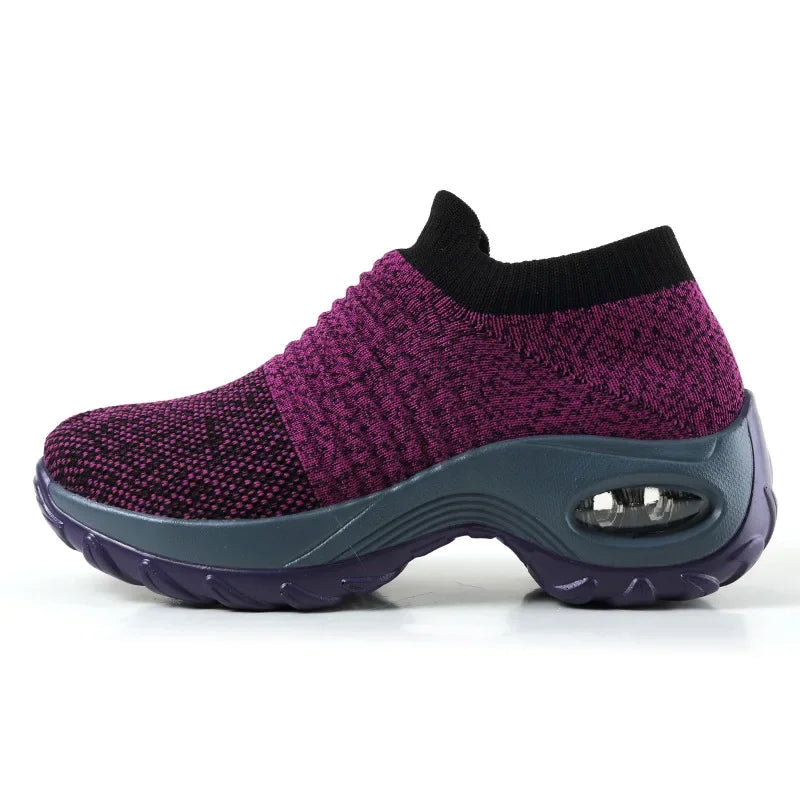 "Kvinnors stilfulla plattformsneakers i textil och syntet med solid design, perfekt för casual och aktivt bruk."