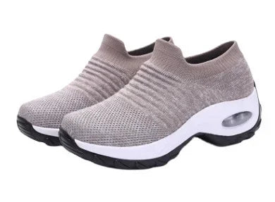 "Kvinnors stilfulla plattformsneakers i textil och syntet med solid design, perfekt för casual och aktivt bruk."