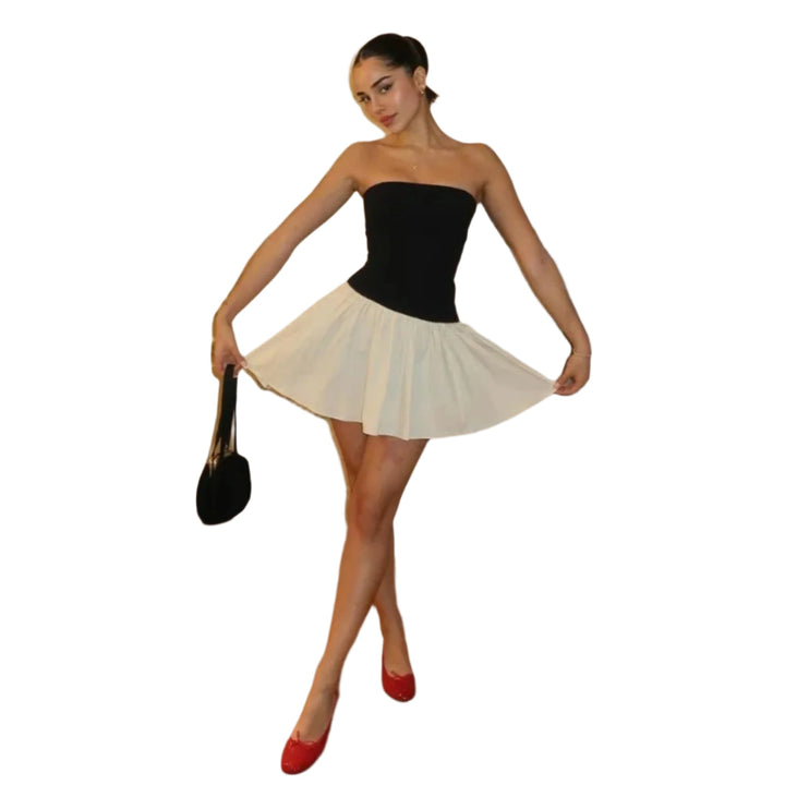 "Kvinnors strapless tvåfärgad mini klänning i mjuk tyg med fladdrande kjol för eleganta kvällar."
