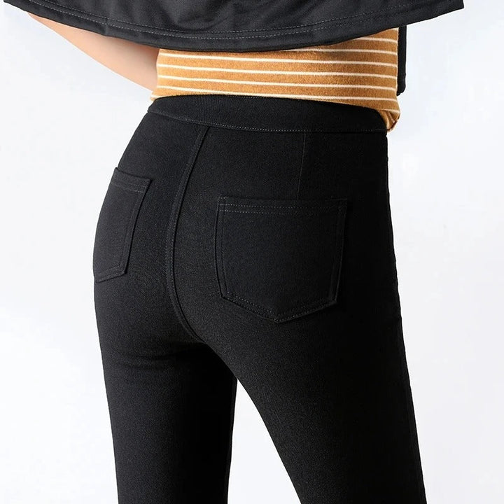 "Kvinnors stretch skinny byxor i svart med smickrande passform och högkvalitativt stretchtyg, konturerar och lyfter stilen."